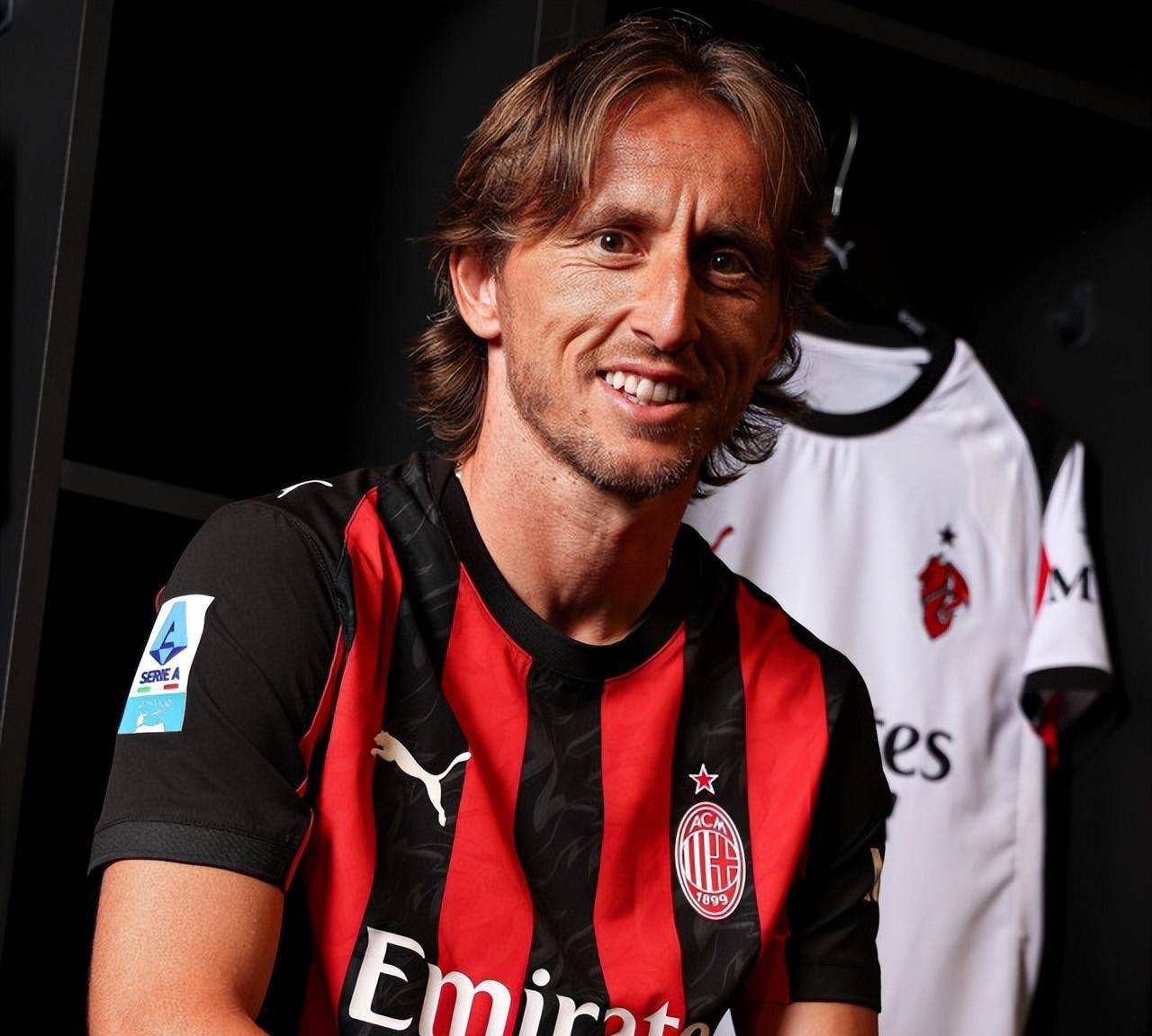 帕尔马官方：铃木彩艳左手中指及手舟骨复合骨折，将接受手术