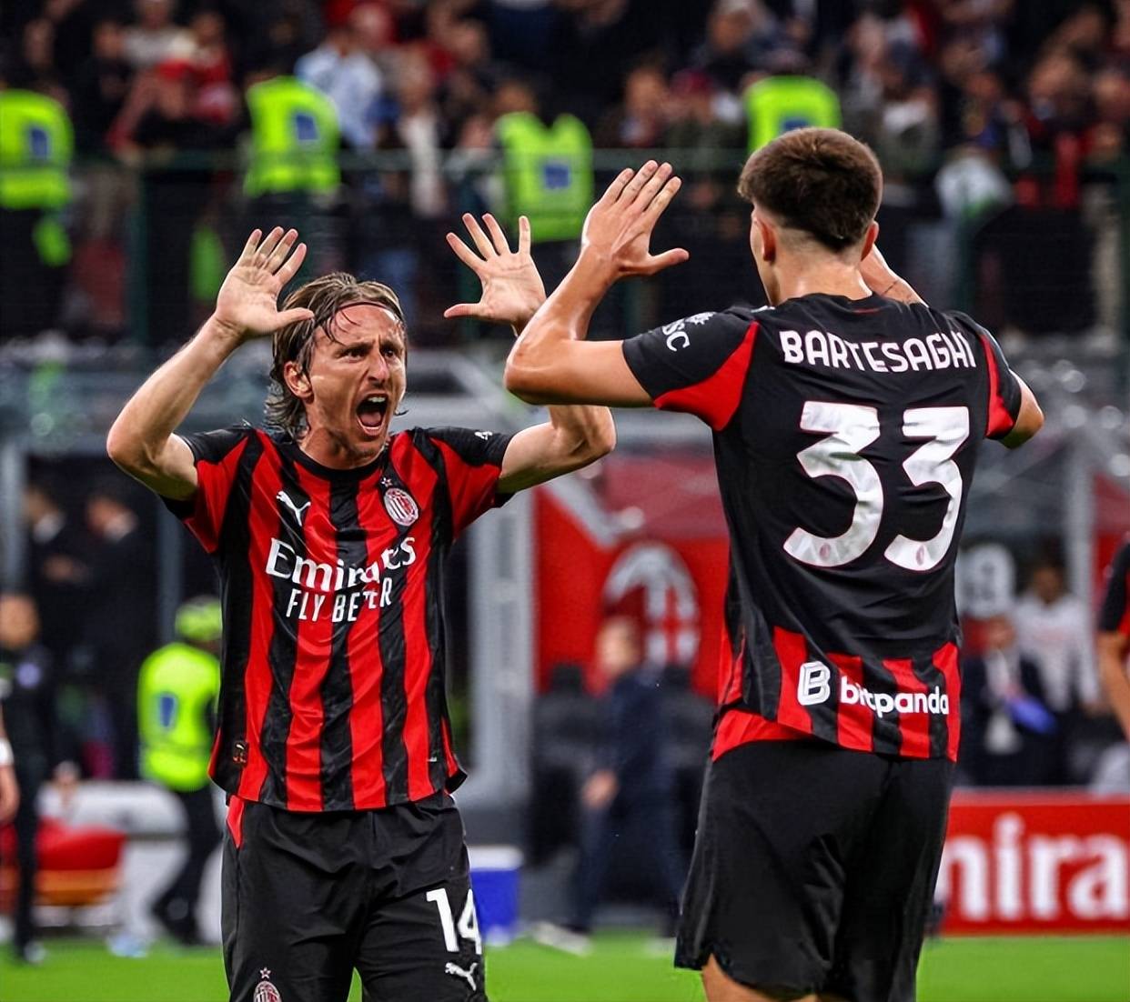 感谢俱乐部，U16国少球员身穿各自俱乐部训练服拍摄全家福