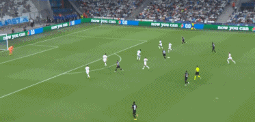 整活，布拉格斯拉维亚把梅西回诺坎普的背景P成自家主场